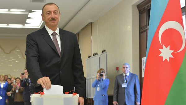 Ильхам Алиев во время голосования на выборах президента страны. Фото с места события