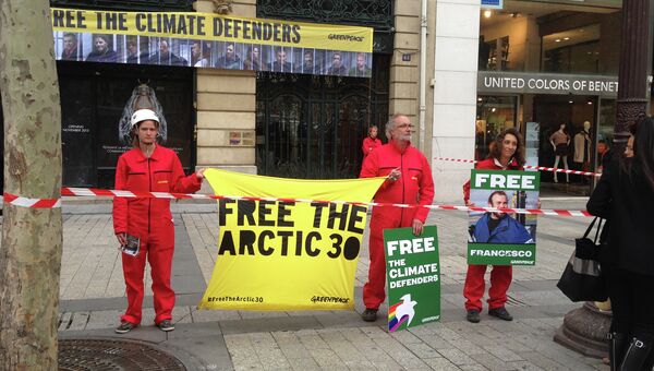 Акция Greenpeace в Париже