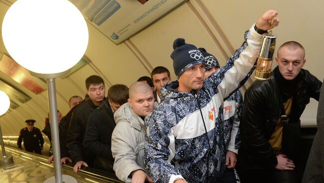 Лампада с Олимпийским огнем во время эстафеты на станции московского метрополитена Парк Победы. Фото с места события