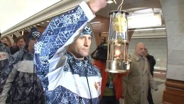 Олимпийский огонь спустили в московское метро и провезли в вагоне поезда