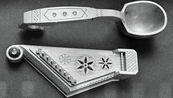 Латышский национальный музыкальный инструмент кокле и ложка. Архивное фото.
