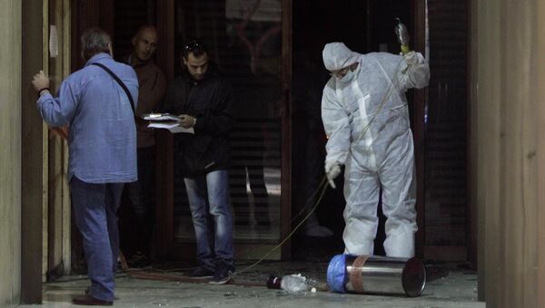 Греческая полиция работает на месте поджога возле офиса министра торгового флота Греции в Афинах. Фото с места события