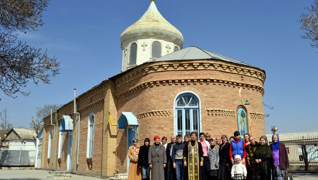 Мусульмане к нам относятся с почтением, детей присылают за святой водой, но сами опасаются приходить, все же Азия, - рассказывает отец Сергий