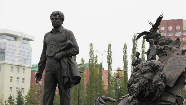 Памятник народному поэту-фронтовику Мустаю Кариму открыли в Уфе. Событийное фото.