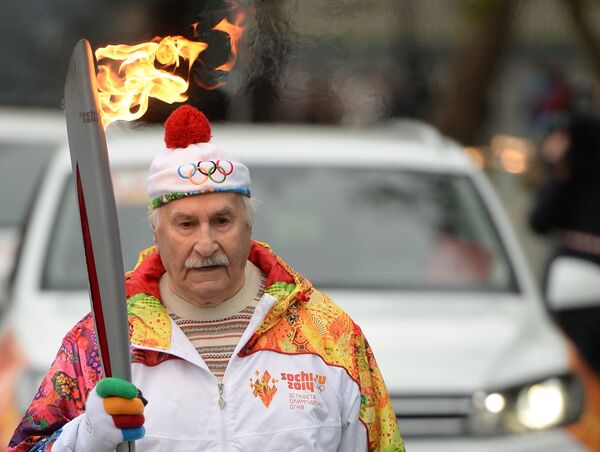 Актер Владимир Зельдин во время эстафеты Олимпийского огня в Москве