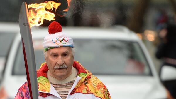 Актер Владимир Зельдин во время эстафеты Олимпийского огня в Москве