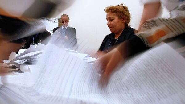 Сотрудники избирательной комиссии подсчитывают голоса избирателей на выборах президента Республики Азербайджан