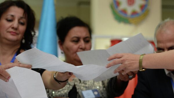 Сотрудники избирательной комиссии подсчитывают голоса. Архивное фото