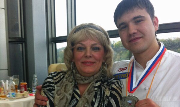 Кирилл Тарасов, призер кулинарного конкурса, и его наставница, шеф-технолог Ирина Волкова