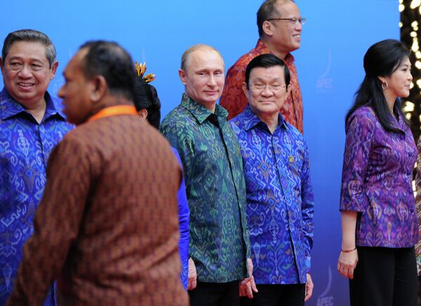 Лидеры стран АТЭС сфотографировались в национальных балийских костюмах