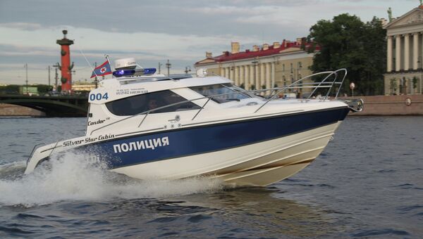 Речная полиция в акватории Невы. Санкт-Петербург, Россия, 2012