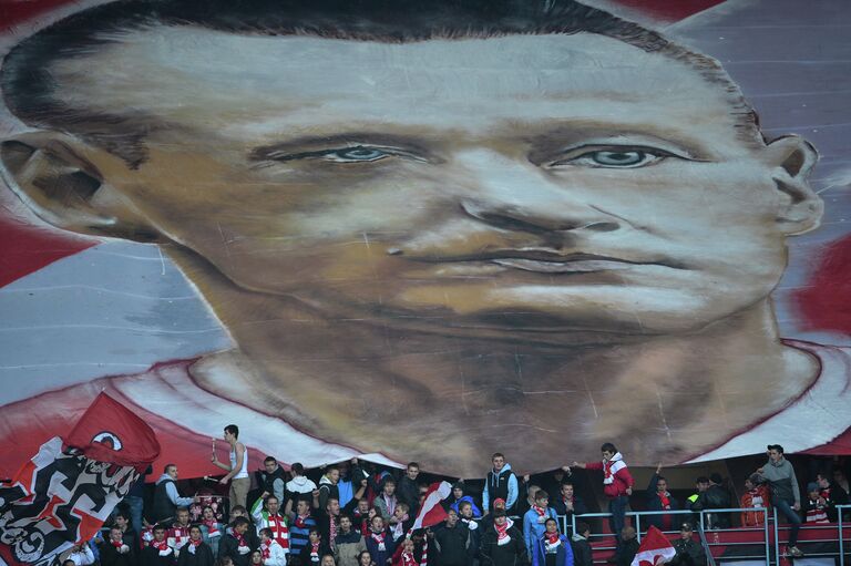 Баннер с изображением Андрея Тихонова на трибуне болельщиков Спартака Баннер с изображением Андрея Тихонова на трибуне болельщиков Спартака