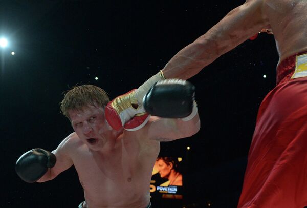 Александр Поветкин ведет бой за титул чемпиона мира по версиями WBA, IBF, WBO, IBO. Александр Поветкин ведет бой за титул чемпиона мира по версиями WBA, IBF, WBO, IBO.