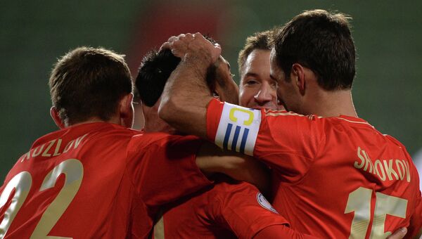 Футболисты сборной России радуются забитому голу в ворота Люксембурга