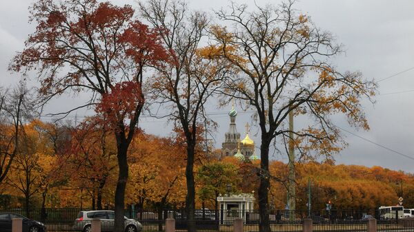 Золотая осень в Санкт-Петербурге. Вид на Храм Спа́са-на-Крови́ с набережной реки Фонтанки.