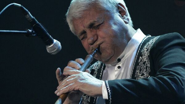 Армянский музыкант, композитор Дживан Гаспарян выступает на сцене театра Мюзик-Холл в Санкт-Петербурге. Архивное фото