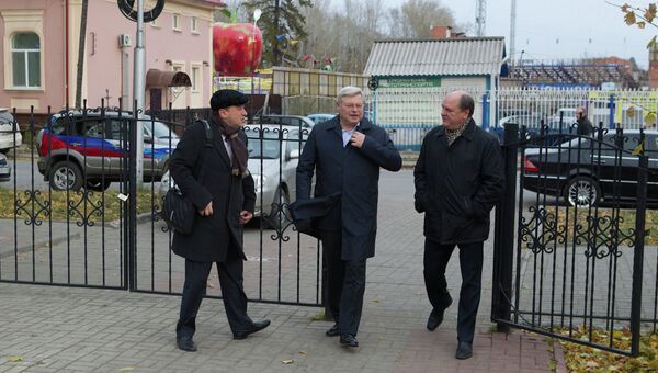Губернатор Томской области Сергей Жвачкин идет на избирательный участок