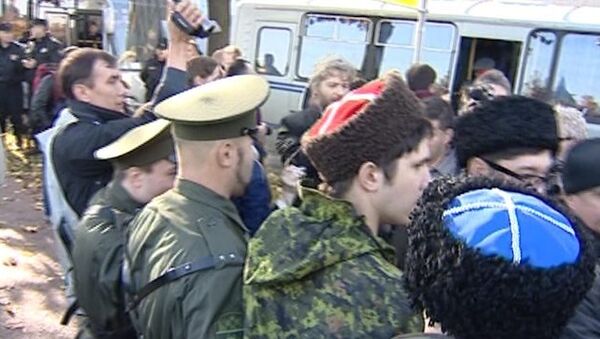 Задержанных после столкновений на ЛГБТ-акции в Петербурге увезли на автобусах