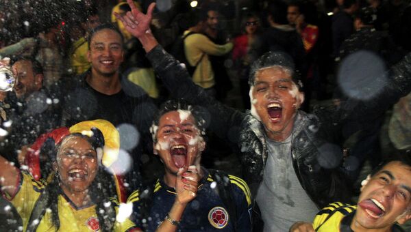 Жители столицы Колумбии Боготы во время празднований. Фото с места события