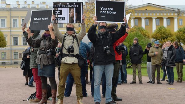 Фотографы Санкт-Петербурга в поддержку Дениса Синякова во время акции 13 октября 2013 года