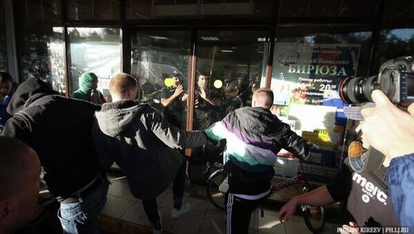 Группа людей бьет стекла в торговом комплексе Бирюза в районе Бирюлево Западное