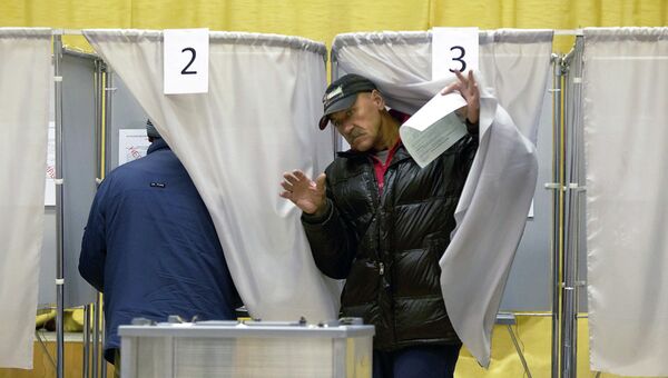 Избиратель на избирательном участке в день выборов мэра Томска