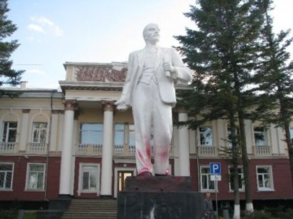 Горожане разрисовали памятник Ленину в Артеме.