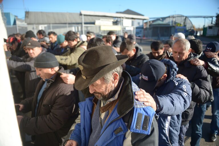 Задержание мигрантов сотрудниками полиции во время проверки на овощной базе в Западном Бирюлево.