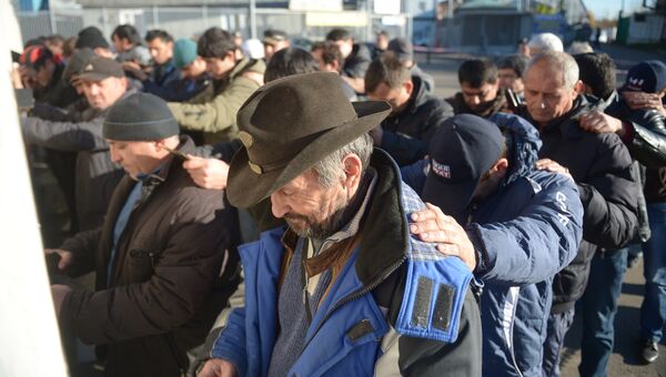 Задержание мигрантов сотрудниками полиции во время проверки на овощной базе в Западном Бирюлево, архивное фото