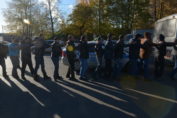 Задержание мигрантов сотрудниками полиции во время проверки на овощной базе в Западном Бирюлево.