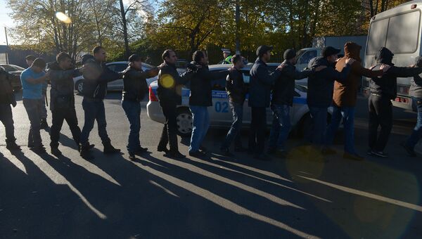 Задержание мигрантов сотрудниками полиции во время проверки на овощной базе в Западном Бирюлево