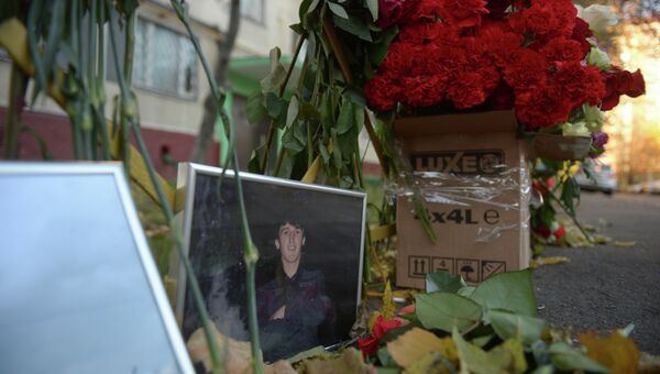 Цветы, принесенные жителями района Западное Бирюлево, на месте убийства 25-летнего москвича Егора Щербакова