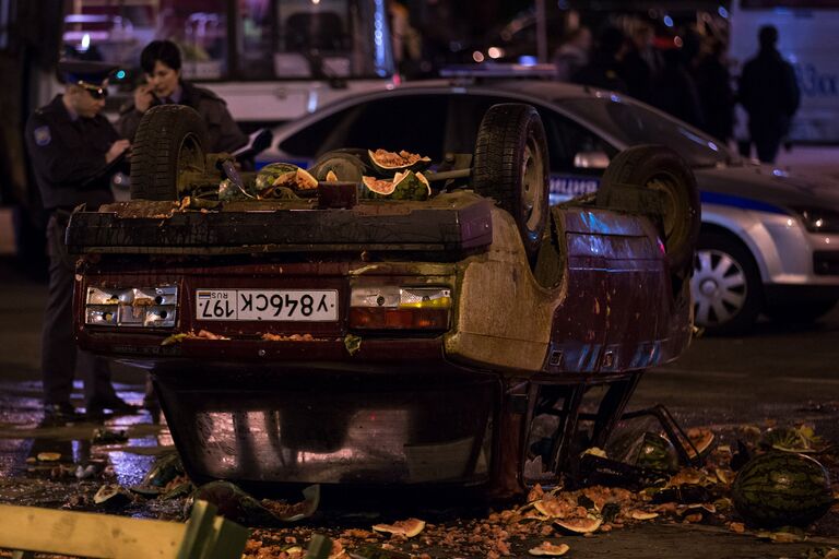 Сотрудники полиции осматривают последствия массовых беспорядков в московском районе Бирюлево.