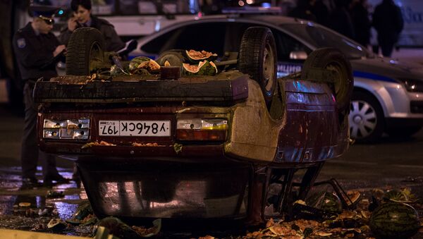 Сотрудники полиции осматривают последствия массовых беспорядков в московском районе Бирюлево.