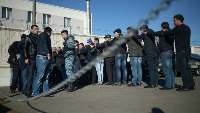 Во время задержания мигрантов сотрудниками полиции в Западном Бирюлево