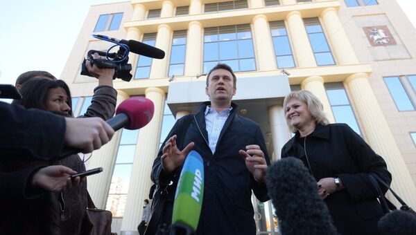 Оппозиционер Алексей Навальный во время интервью журналистам у здания Мосгорсуда после заседания суда по делу  о хищении у Ив Роше. Архивное фото