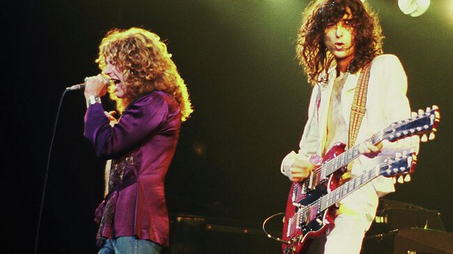 Джимми Пейдж и Роберт Плант, участники группы Led Zeppelin. 1977. Архивное фото
