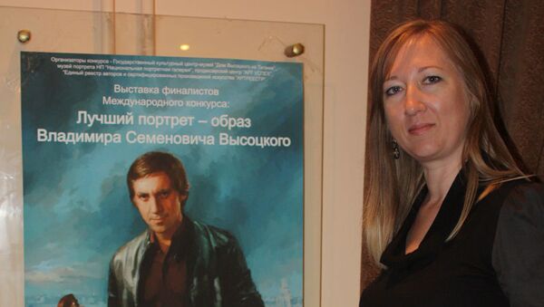 Художница Анна Горбунова на фоне портрета Владимира Высоцкого