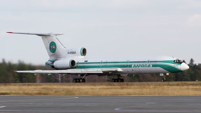 Ту-154М на взлетной полосе томского аэропорта