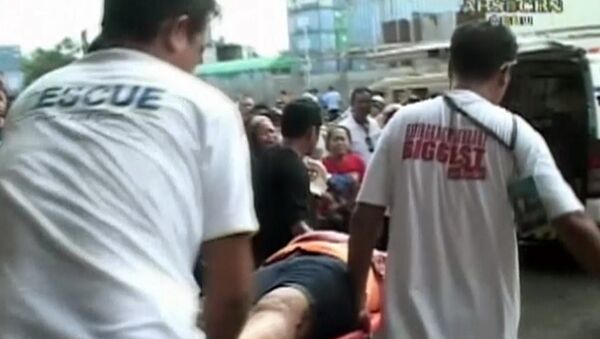 Филиппинцы выносили раненых и разбирали завалы после землетрясения