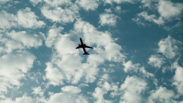 Самолет в небе, архивное фото