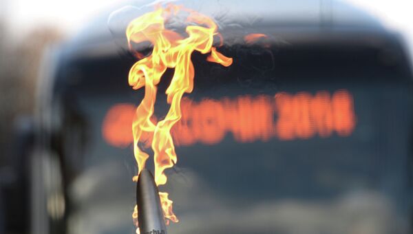 Факел во время Эстафеты Олимпийского огня. Архивное фото