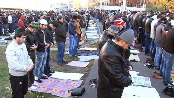 Тысячи мусульман молились на праздновании Курбан-байрама у московской мечети