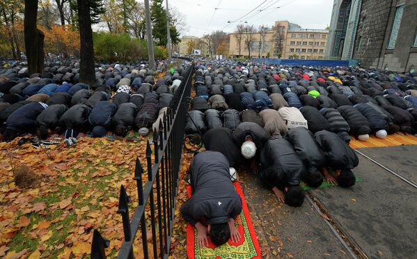 Мусульмане в день праздника жертвоприношения Курбан-байрам молятся около Соборной Мечети в Санкт-Петербурге