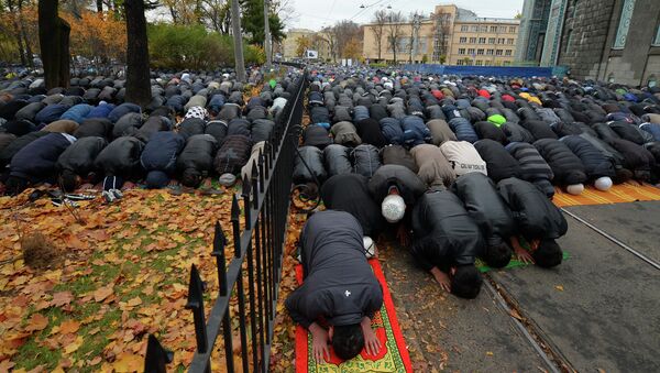 Мусульмане в день праздника жертвоприношения Курбан-байрам молятся около Соборной Мечети в Санкт-Петербурге