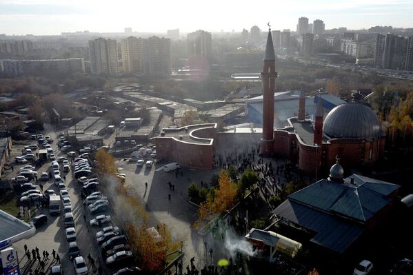 Курбан-байрам в Новосибирске: ряды молящихся вокруг мечети и на улицах