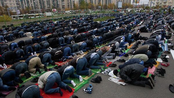 Мусульмане молятся в честь праздника Курбан-байрам в Коломяжской мечети Санкт-Петербурга. Фото с места события