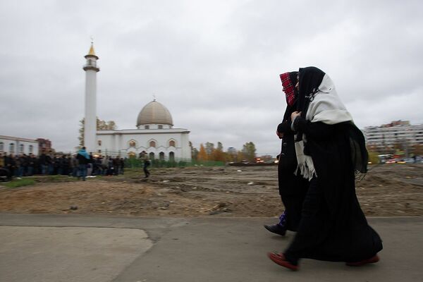 Мусульмане молятся в честь праздника Курбан-байрам в Коломяжской мечети Санкт-Петербурга