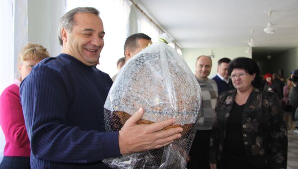 Глава МЧС России Владимир Пучков во время визита в Амурскую область с подаренным ему глобусом