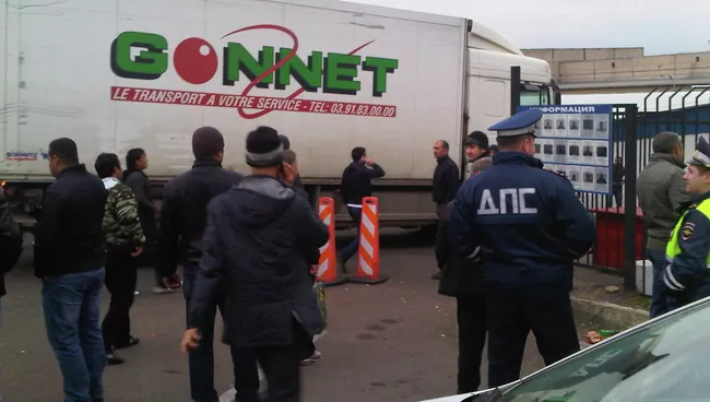 Фуры въезжают на овощебазу в бирюлево вывозить товар